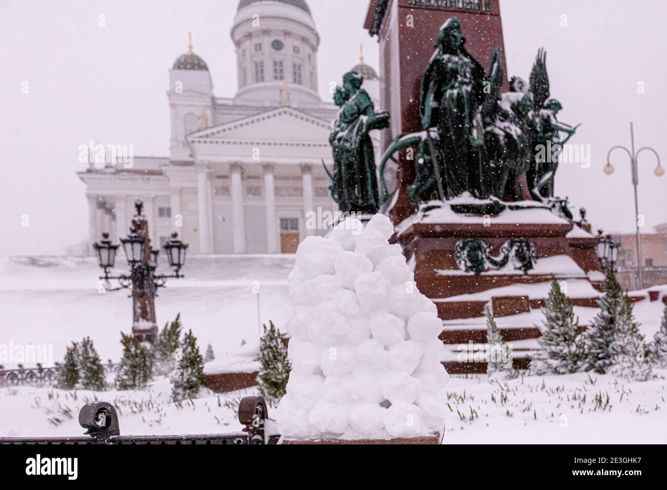 Montagna di palle di neve, primo piano. Sullo sfondo c'è la Chiesa Bianca. La scalinata principale è coperta di neve vicino alla Cattedrale. Helsinki, Finlandia. Foto di alta qualità Foto Stock