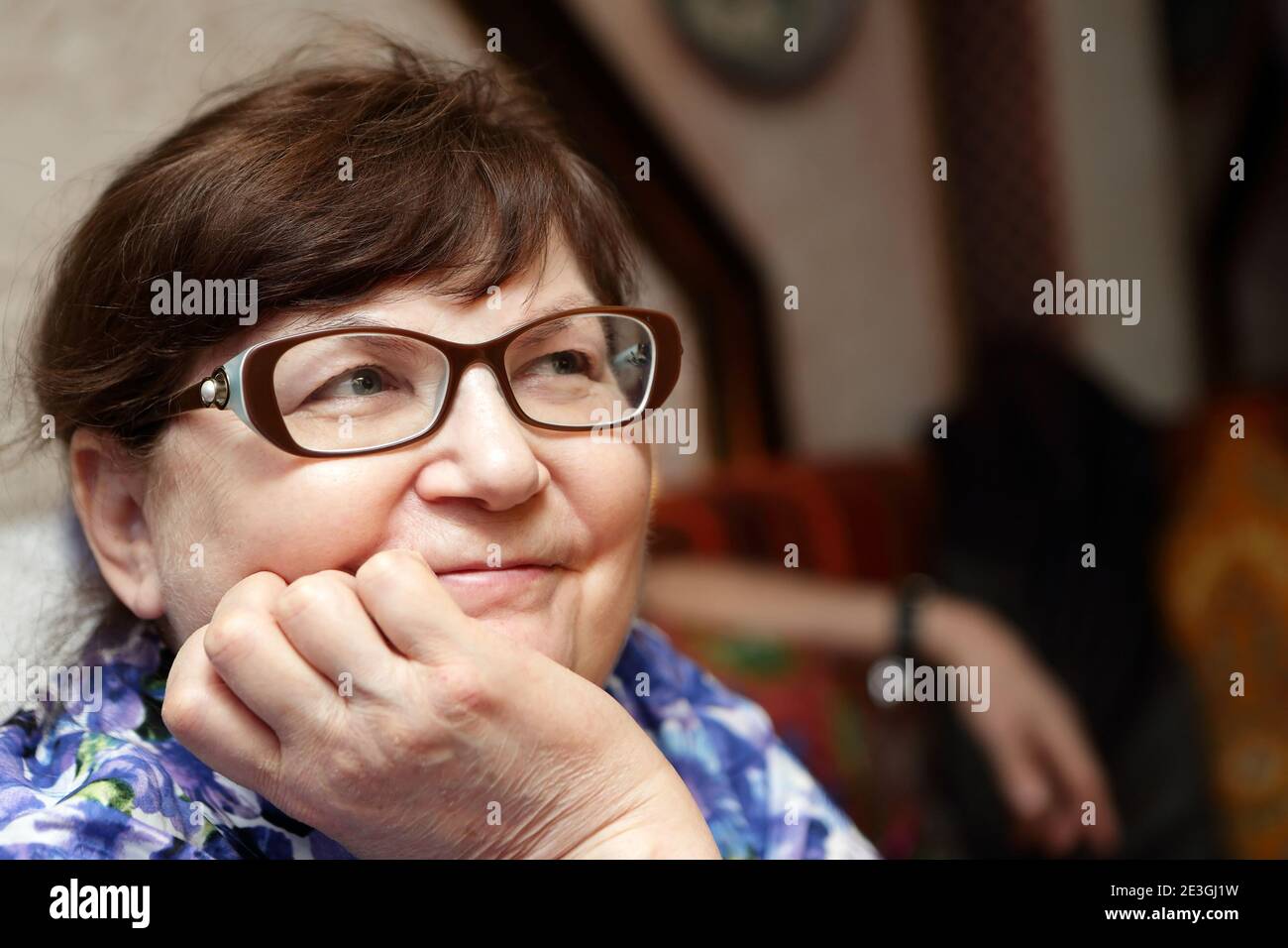 Ritratto di una donna anziana sorridente in occhiali Foto Stock