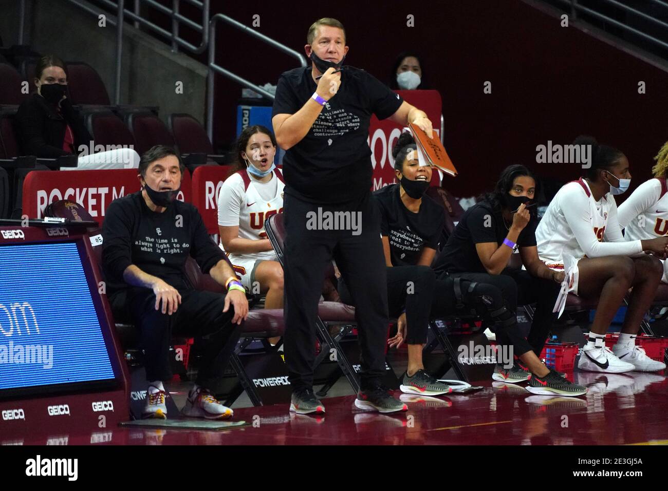 (Da sinistra) i Trojans della California Meridionale dirigono l'allenatore Mark Trakh, i capi associati Jason Glover e Aarika Hughes e l'assistente allenatore Erin Grant w Foto Stock