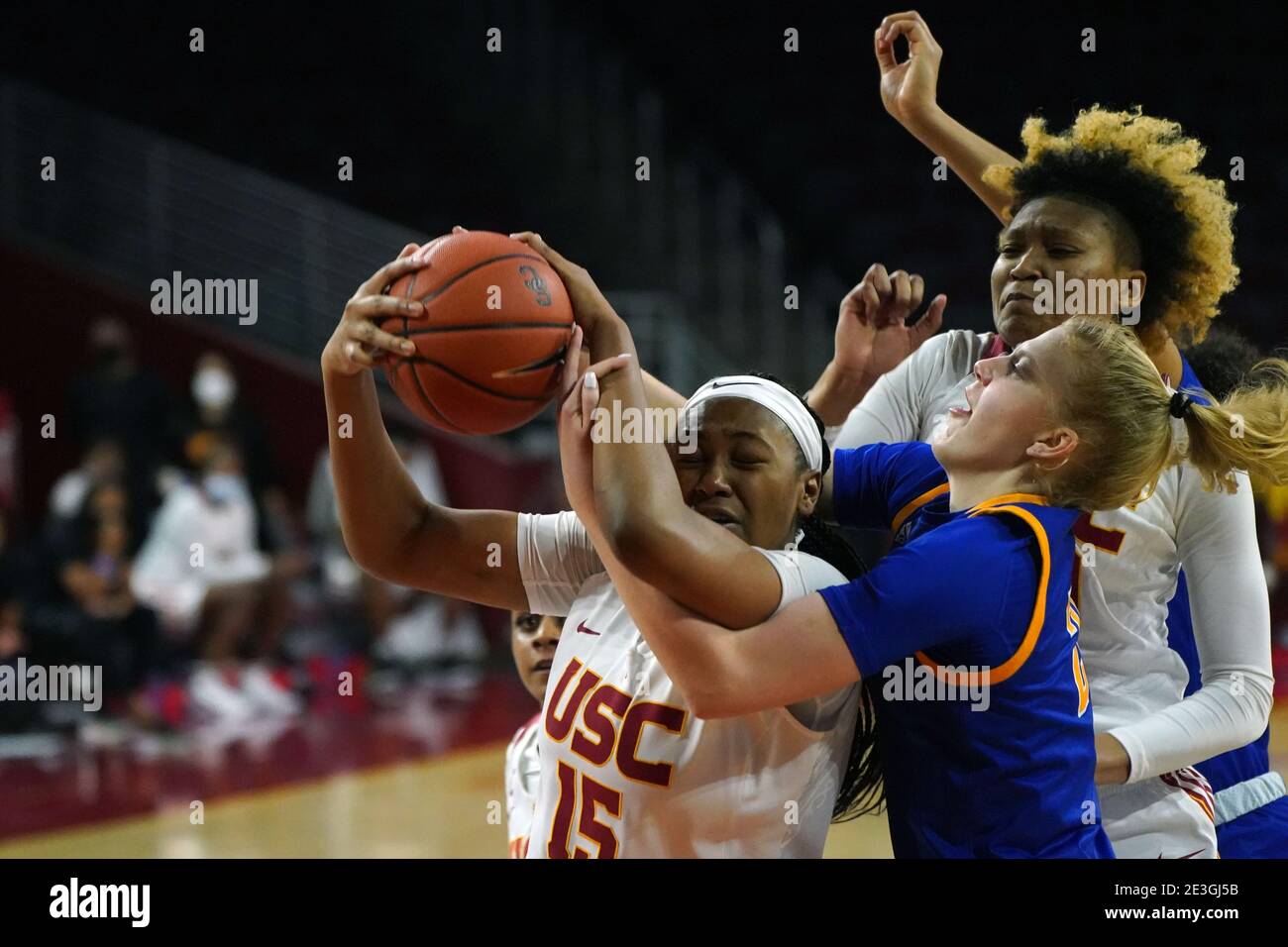 I Trojans della California del Sud sono Angel Jackson (15) e UC Riverside Highlanders avanti Samantha Fries (20) battaglia per la palla in la seconda metà Foto Stock