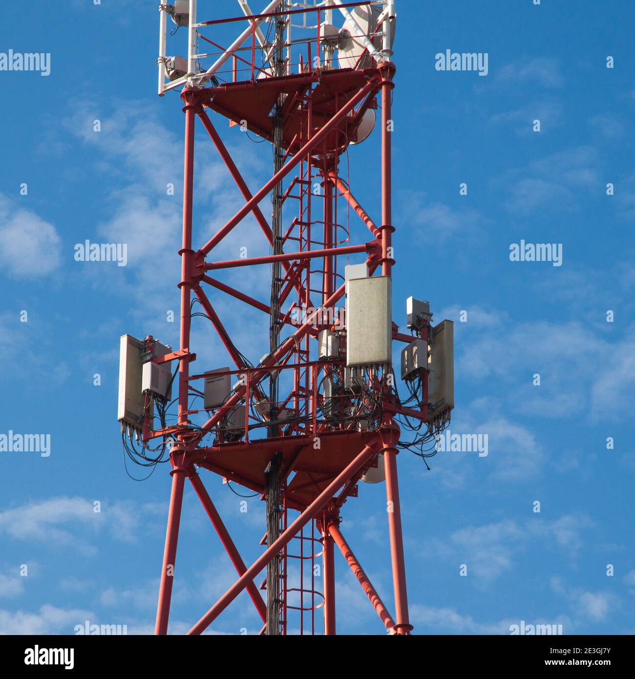 Ripetitori cellulari 4G 5G contro un cielo blu. Telefono cellulare Telecomunicazioni antenna radio Torre Foto Stock