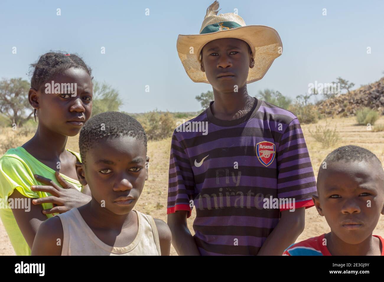 Persone africane della Namibia, un gruppo di bambini che indossano una camicia Arsenale Foto Stock