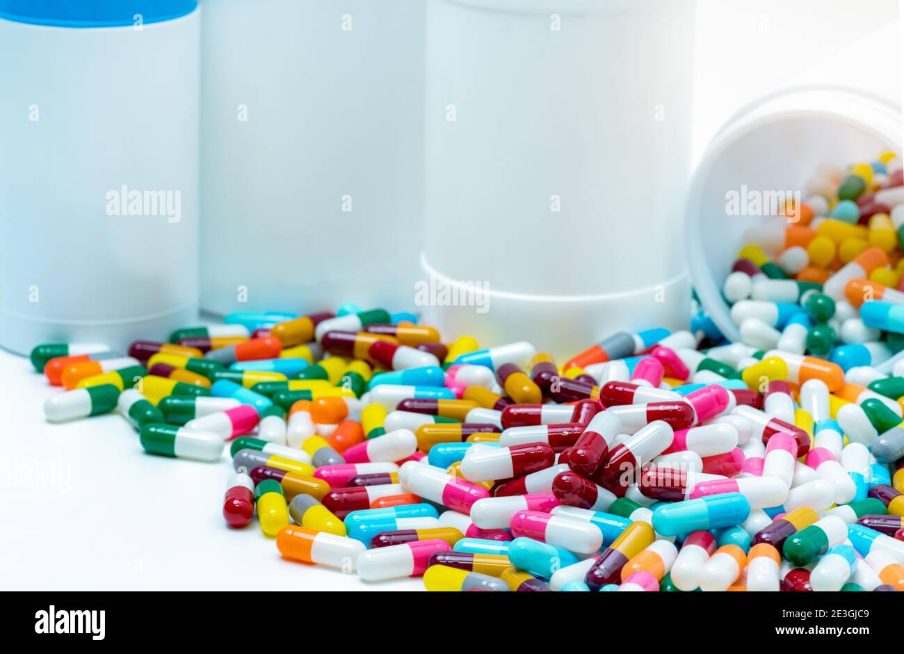 Cumulo di capsula di antibiotico con flacone di plastica. Concetto di resistenza agli antibiotici. Concetto di abuso di farmaci antibiotici e di uso intelligente. Farmaceutico Foto Stock