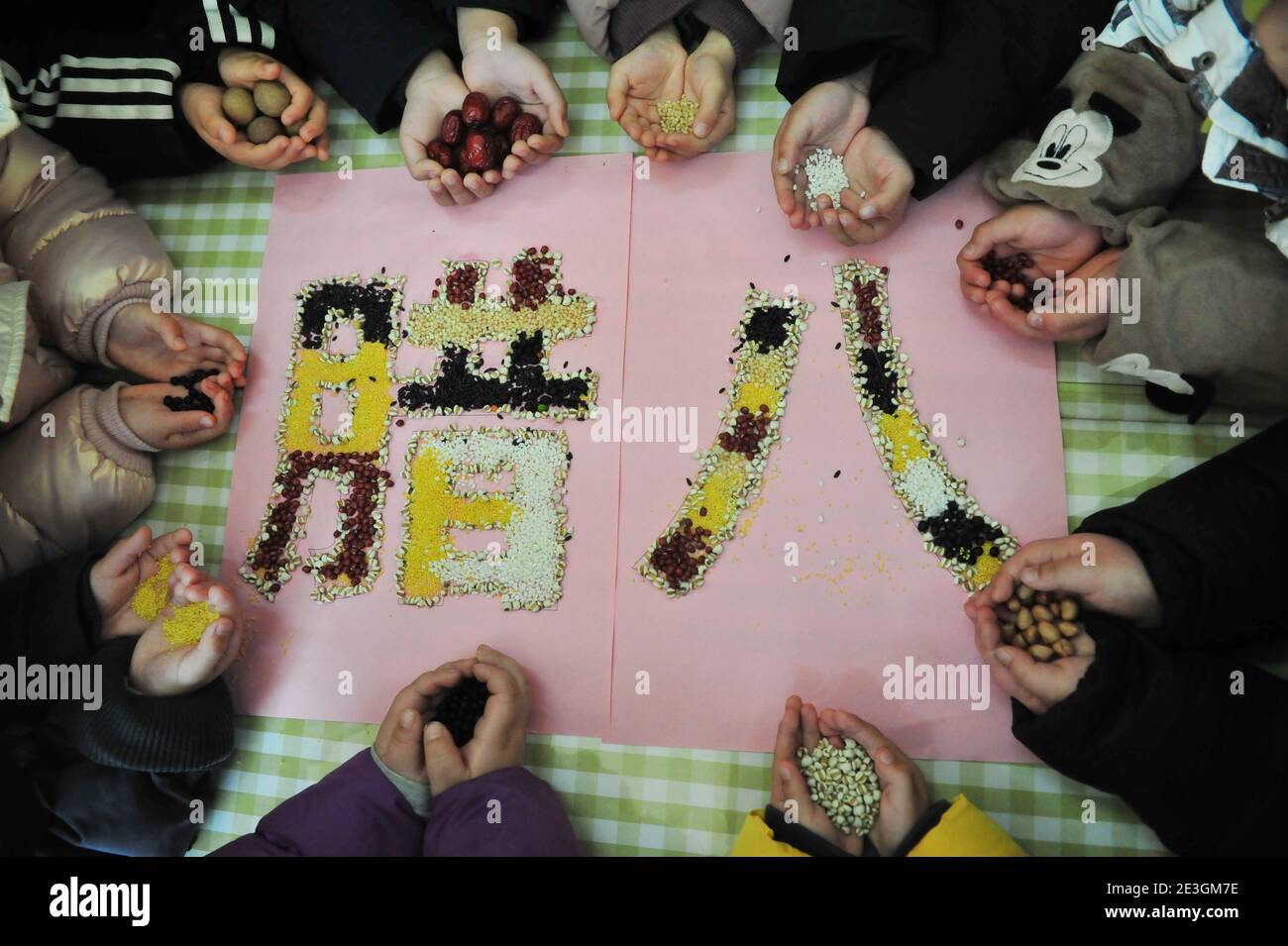 Xuzhou, Cina. 18 gennaio 2021. Per portare avanti la cultura tradizionale, un insegnante sta insegnando ai bambini la conoscenza dei grani al Laba Festival nell'asilo nido di Xuzhou, Jiangsu, Cina il 18 gennaio 2021.(Foto di TPG/cnsphotos) Credit: TopPhoto/Alamy Live News Foto Stock