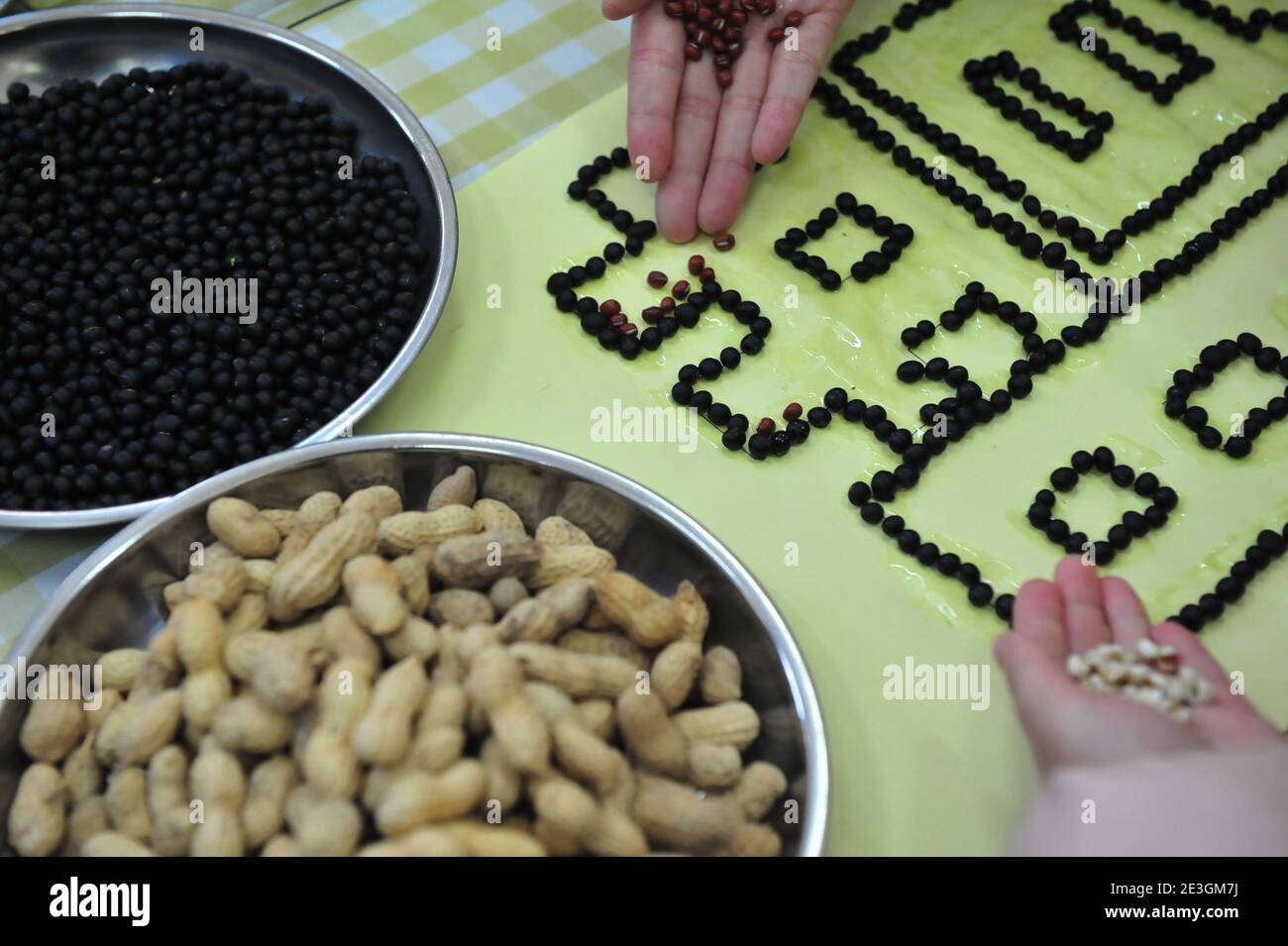 Xuzhou, Cina. 18 gennaio 2021. Per portare avanti la cultura tradizionale, un insegnante sta insegnando ai bambini la conoscenza dei grani al Laba Festival nell'asilo nido di Xuzhou, Jiangsu, Cina il 18 gennaio 2021.(Foto di TPG/cnsphotos) Credit: TopPhoto/Alamy Live News Foto Stock