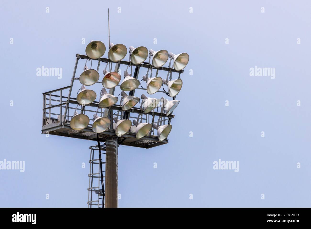 Le luci dello stadio si spengono di giorno, le luci dello stadio di calcio. Foto Stock
