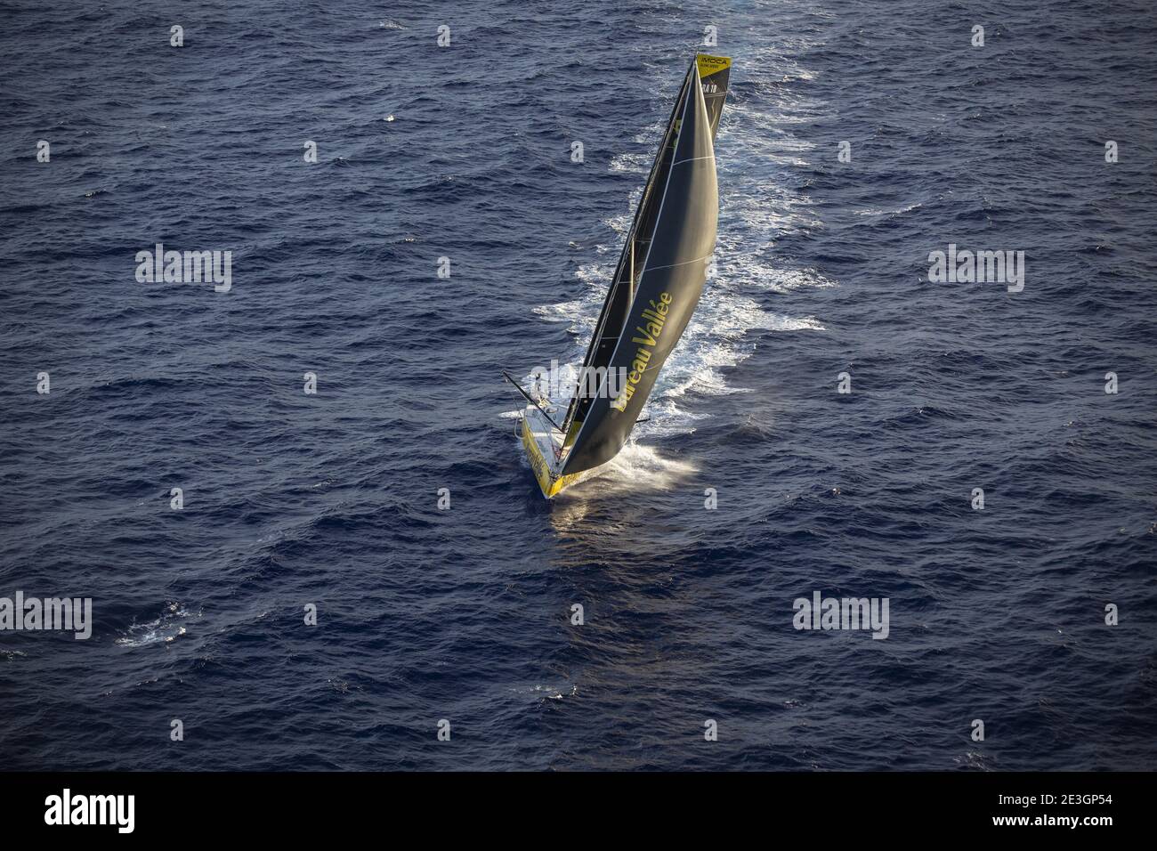 Louis Burton (fra) vela sull'Imoca Bureau Vallee 2 durante il Vendee Globe 2020-2021, nona edizione del solista non-stop ro / LM Foto Stock