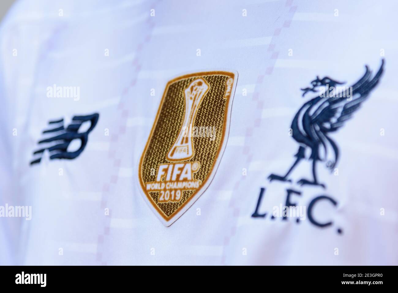 Bangkok, Thailandia - 19 Decemmber, 2020: I campioni del mondo FIFA Badge Badge sulla divisa della maglia bianca di Liverpool Foto Stock