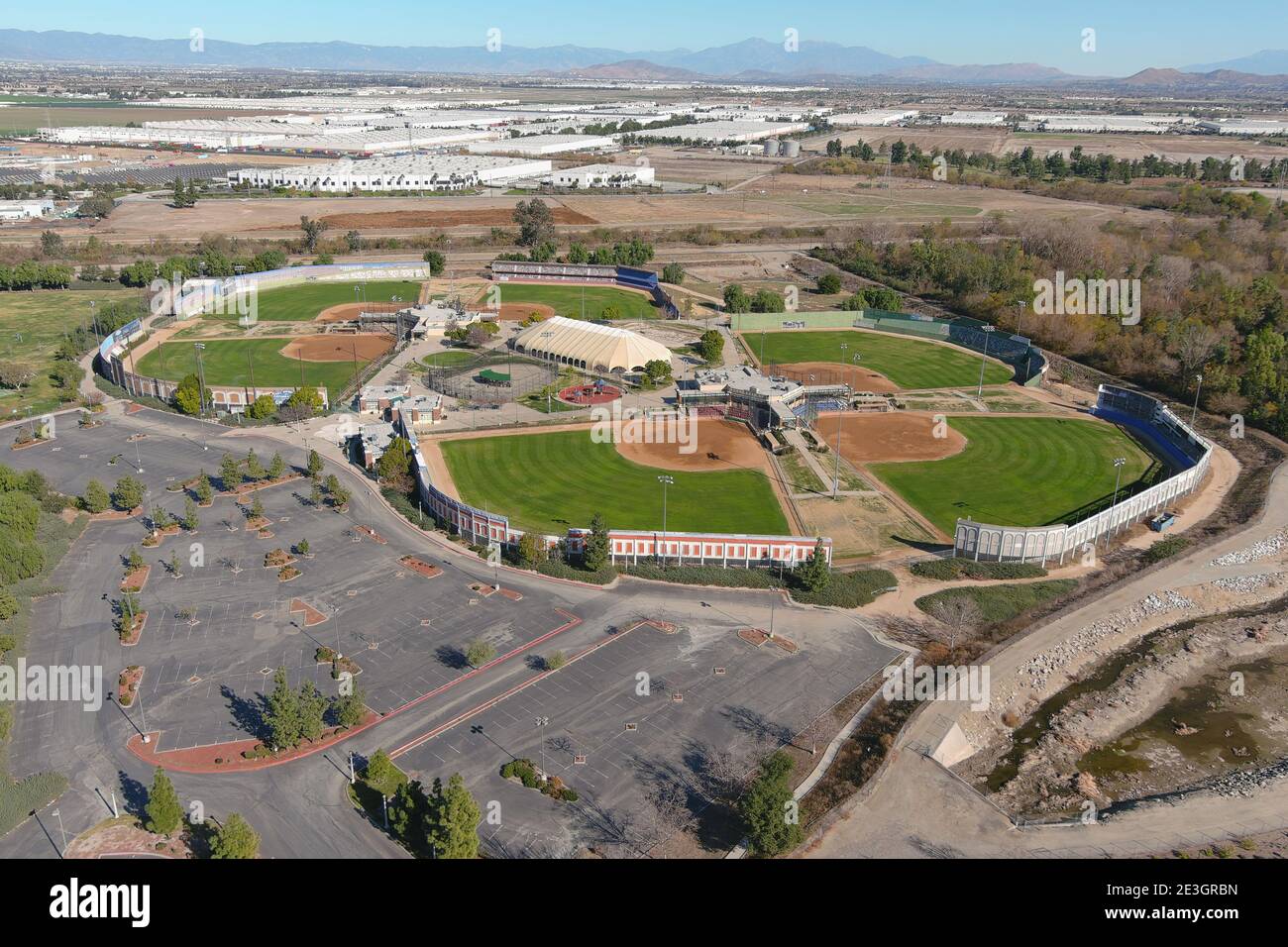 Una vista aerea del Big League Dreams Sports Park, domenica 17 gennaio 2021, a Chino Hills, California. Foto Stock