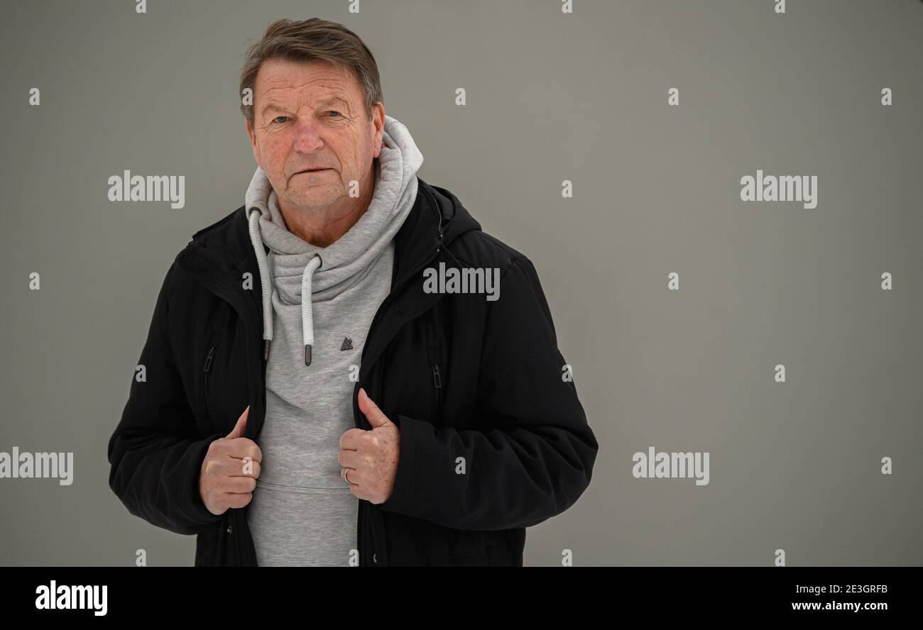 Dresda, Germania. 18 gennaio 2021. Hans-Jürgen 'Dixie' Dörner, ex giocatore di calcio SG Dynamo Dresden, si trova nel Grande Giardino. Dörner di 70 anni il 25 gennaio 2020. Credit: Robert Michael/dpa-Zentralbild/dpa/Alamy Live News Foto Stock