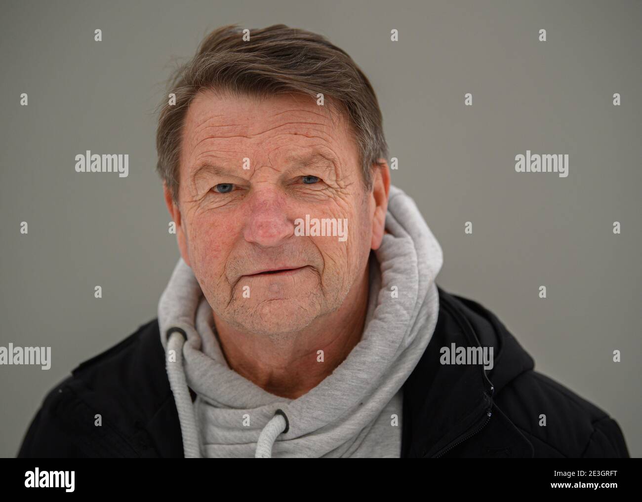 Dresda, Germania. 18 gennaio 2021. Hans-Jürgen 'Dixie' Dörner, ex giocatore di calcio SG Dynamo Dresden, si trova nel Grande Giardino. Dörner di 70 anni il 25 gennaio 2020. Credit: Robert Michael/dpa-Zentralbild/dpa/Alamy Live News Foto Stock