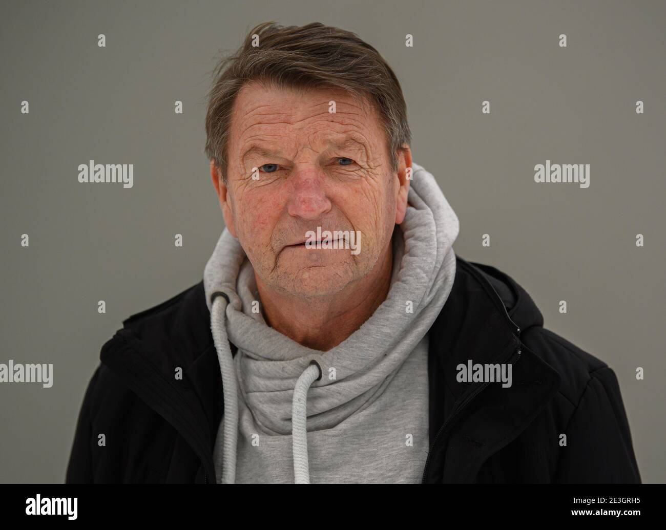 Dresda, Germania. 18 gennaio 2021. Hans-Jürgen 'Dixie' Dörner, ex giocatore di calcio SG Dynamo Dresden, si trova nel Grande Giardino. Dörner di 70 anni il 25 gennaio 2020. Credit: Robert Michael/dpa-Zentralbild/dpa/Alamy Live News Foto Stock