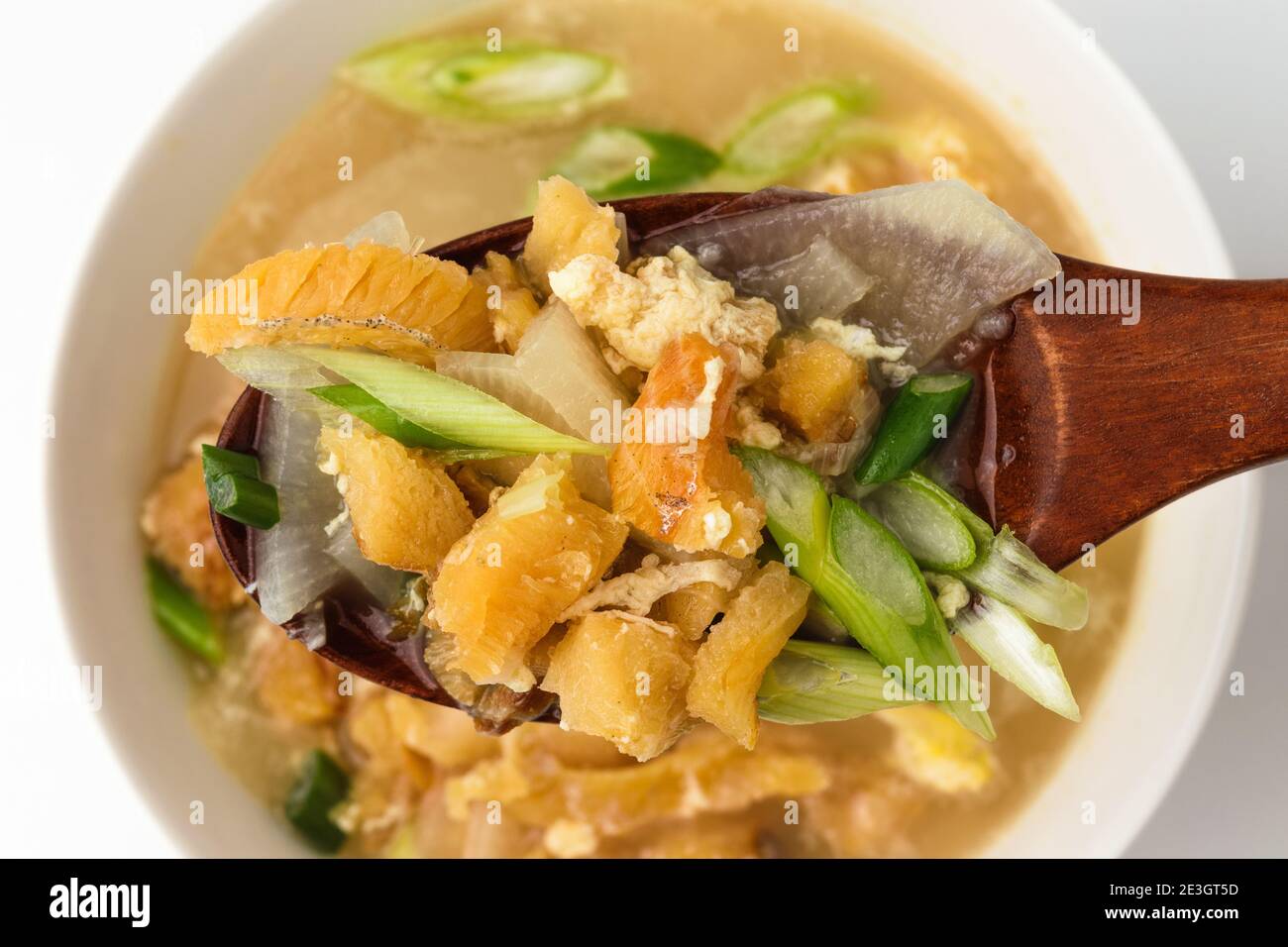 Zuppa di merluzzo secco su sfondo bianco Foto Stock