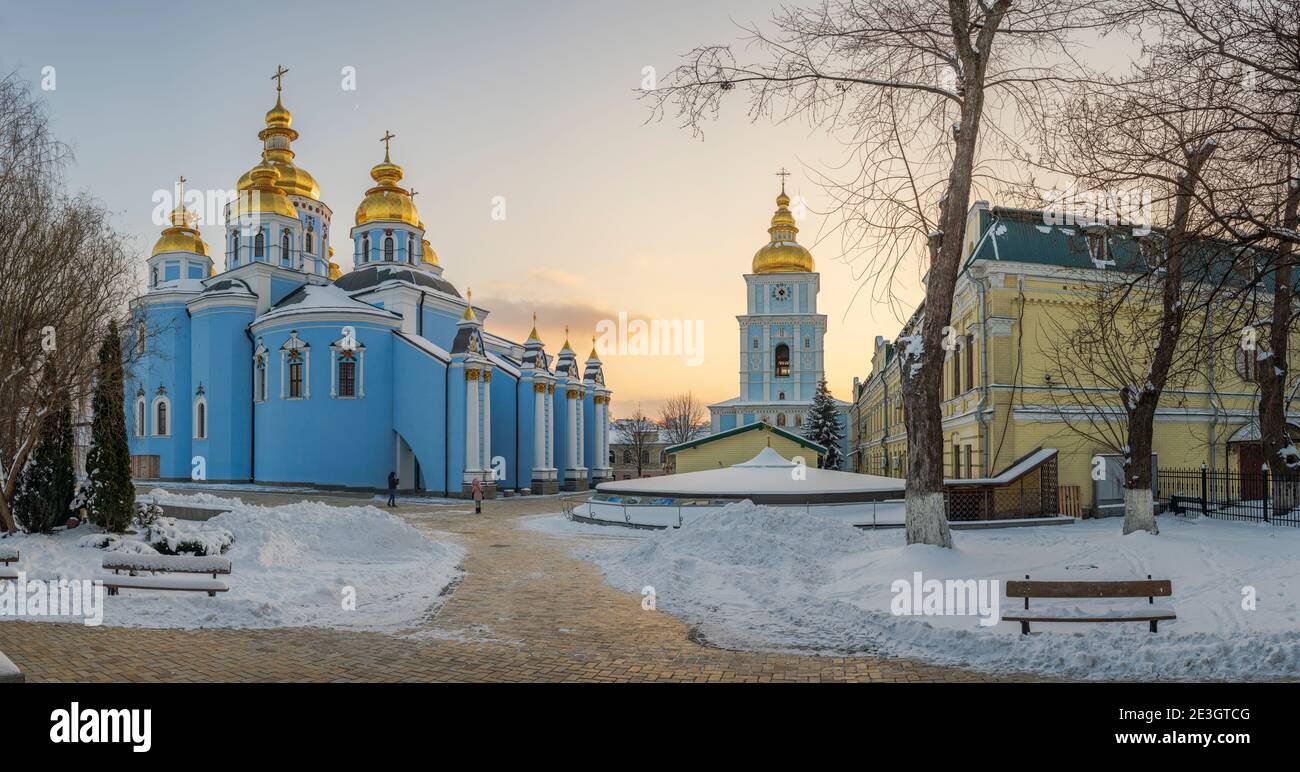 Vista del tramonto invernale sulla Cattedrale di San Michele a Kiev, Ucraina Foto Stock