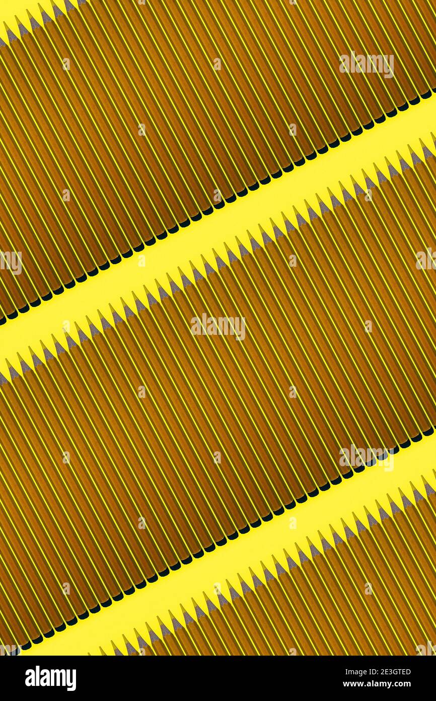 Modello di matite gialle scure su sfondo giallo Foto Stock