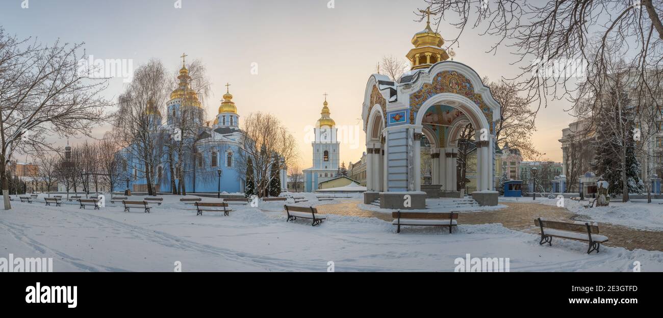 Vista del tramonto invernale sulla Cattedrale di San Michele a Kiev, Ucraina Foto Stock