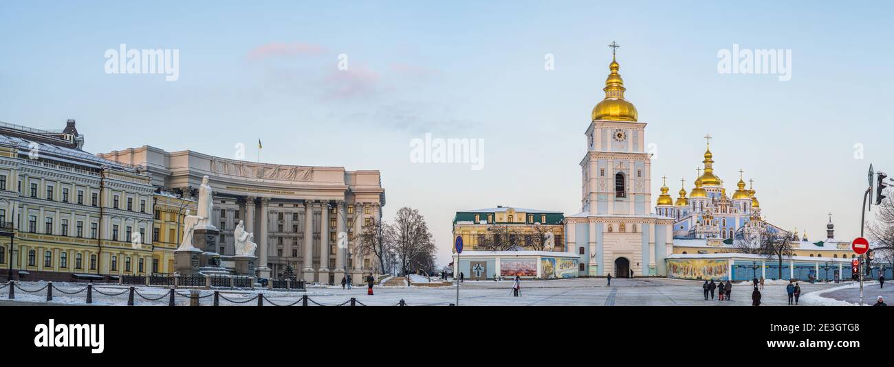Vista al tramonto invernale della Cattedrale di San Michele e del Ministero degli Affari Esteri a Kiev, Ucraina Foto Stock