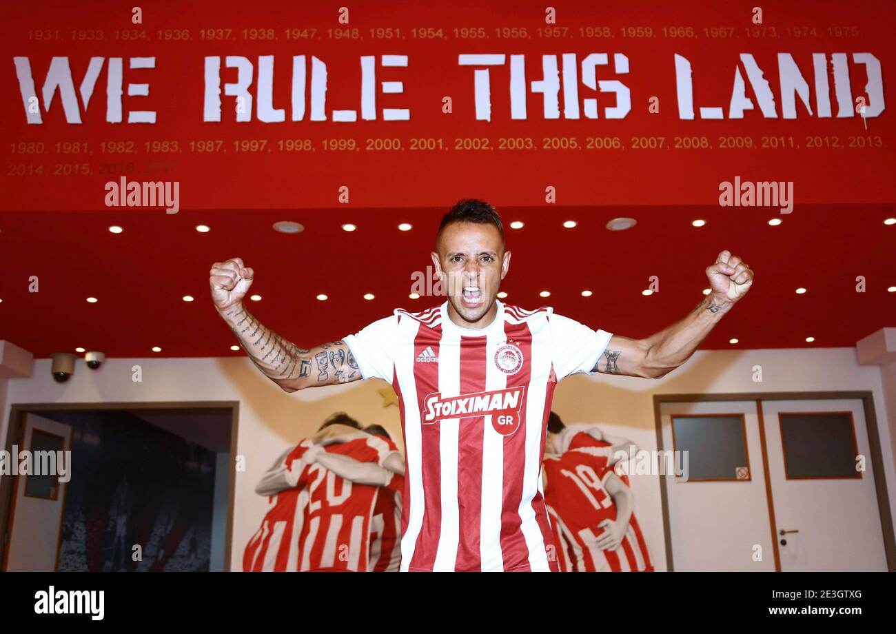 Pireo, Griechenland. 2020/08 22/2020 Calcio, Grecia Presentazione Rafinha, Olympiacos Piraeus muscle, Tatoo, | usage worldwide Credit: dpa/Alamy Live News Foto Stock