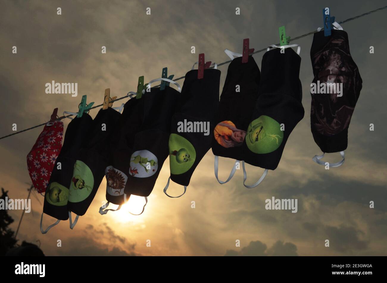 19 gennaio 2021: 18 gennaio 2021 Messico, Messico. Nell'attuale pandemia COVID-19, indossare maschere o maschere per il viso è diventato essenziale, per ridurre il contagio e diffondersi attraverso microscopiche goccioline nell'aria quando si parla, attraverso uno starnuti o tosse da una persona infetta. Le maschere igieniche (cioè, non-mediche; anche chiamate stoffa) sono fatte da una varietà di tessuti tessuti da materiali come polipropilene. Utilizzando una maschera, sia medica che igienica, l'obiettivo è quello di evitare la trasmissione di agenti infettivi, come il ''Coronavirus SARS-COV-2'', causando la malattia chiamata COVID-19. PHOT Foto Stock