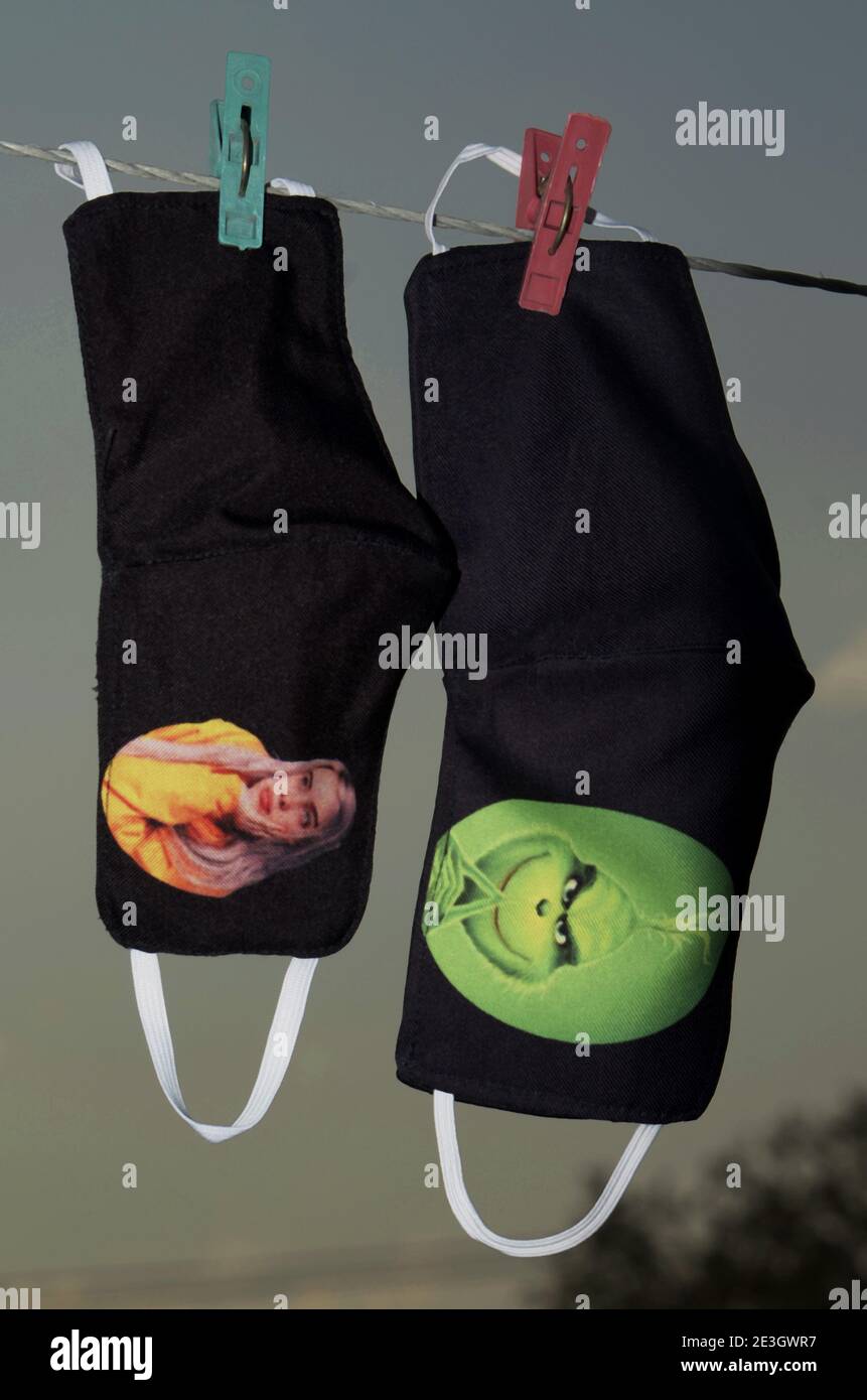 19 gennaio 2021: 18 gennaio 2021 Messico, Messico. Nell'attuale pandemia COVID-19, indossare maschere o maschere per il viso è diventato essenziale, per ridurre il contagio e diffondersi attraverso microscopiche goccioline nell'aria quando si parla, attraverso uno starnuti o tosse da una persona infetta. Le maschere igieniche (cioè, non-mediche; anche chiamate stoffa) sono fatte da una varietà di tessuti tessuti da materiali come polipropilene. Utilizzando una maschera, sia medica che igienica, l'obiettivo è quello di evitare la trasmissione di agenti infettivi, come il ''Coronavirus SARS-COV-2'', causando la malattia chiamata COVID-19. PHOT Foto Stock