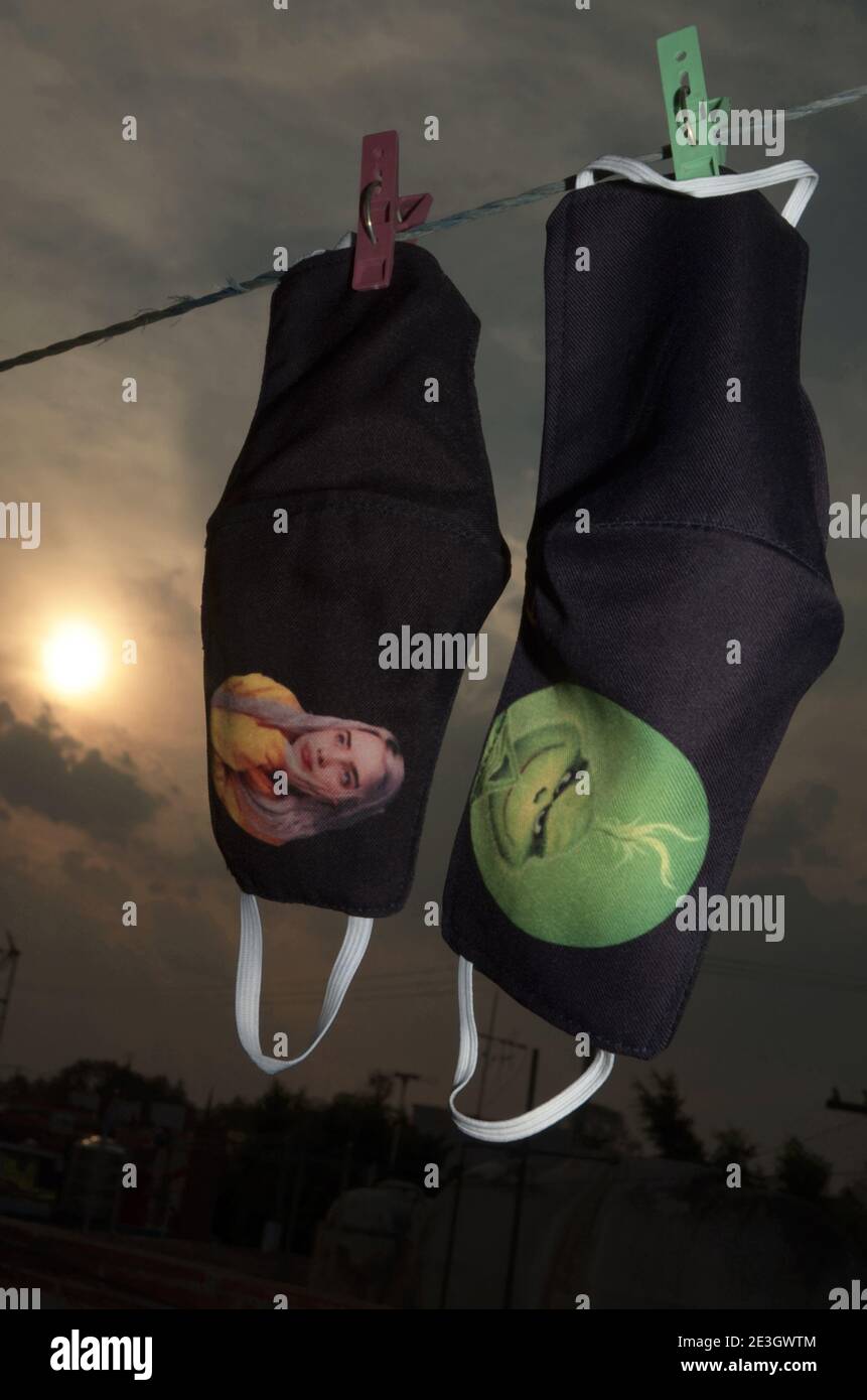 19 gennaio 2021: 18 gennaio 2021 Messico, Messico. Nell'attuale pandemia COVID-19, indossare maschere o maschere per il viso è diventato essenziale, per ridurre il contagio e diffondersi attraverso microscopiche goccioline nell'aria quando si parla, attraverso uno starnuti o tosse da una persona infetta. Le maschere igieniche (cioè, non-mediche; anche chiamate stoffa) sono fatte da una varietà di tessuti tessuti da materiali come polipropilene. Utilizzando una maschera, sia medica che igienica, l'obiettivo è quello di evitare la trasmissione di agenti infettivi, come il ''Coronavirus SARS-COV-2'', causando la malattia chiamata COVID-19. PHOT Foto Stock