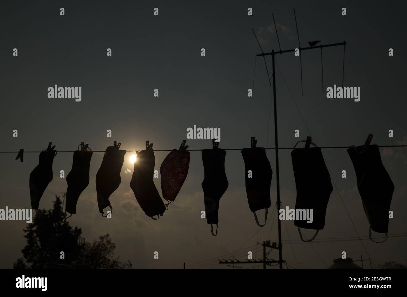 19 gennaio 2021: 18 gennaio 2021 Messico, Messico. Nell'attuale pandemia COVID-19, indossare maschere o maschere per il viso è diventato essenziale, per ridurre il contagio e diffondersi attraverso microscopiche goccioline nell'aria quando si parla, attraverso uno starnuti o tosse da una persona infetta. Le maschere igieniche (cioè, non-mediche; anche chiamate stoffa) sono fatte da una varietà di tessuti tessuti da materiali come polipropilene. Utilizzando una maschera, sia medica che igienica, l'obiettivo è quello di evitare la trasmissione di agenti infettivi, come il ''Coronavirus SARS-COV-2'', causando la malattia chiamata COVID-19. PHOT Foto Stock