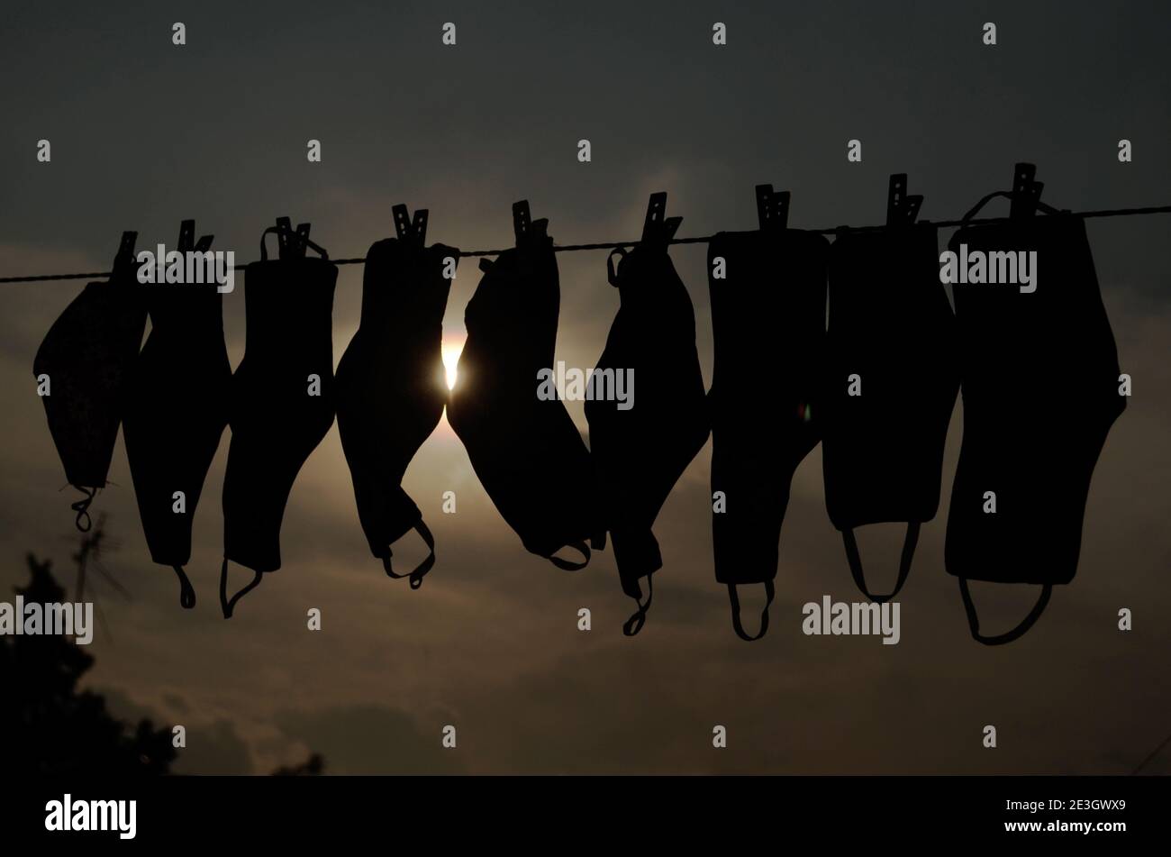 19 gennaio 2021: 18 gennaio 2021 Messico, Messico. Nell'attuale pandemia COVID-19, indossare maschere o maschere per il viso è diventato essenziale, per ridurre il contagio e diffondersi attraverso microscopiche goccioline nell'aria quando si parla, attraverso uno starnuti o tosse da una persona infetta. Le maschere igieniche (cioè, non-mediche; anche chiamate stoffa) sono fatte da una varietà di tessuti tessuti da materiali come polipropilene. Utilizzando una maschera, sia medica che igienica, l'obiettivo è quello di evitare la trasmissione di agenti infettivi, come il ''Coronavirus SARS-COV-2'', causando la malattia chiamata COVID-19. PHOT Foto Stock