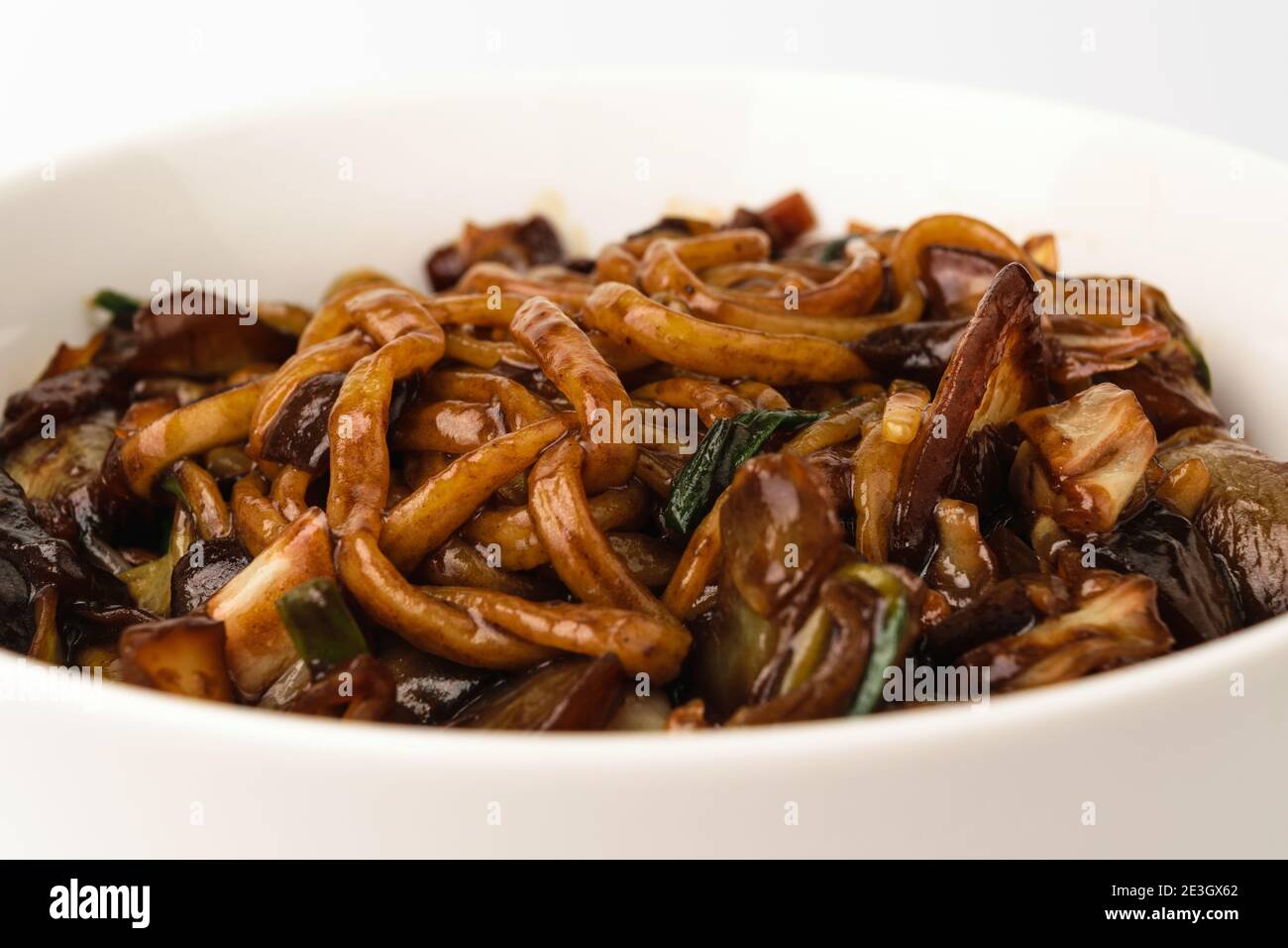 Jajangmyeon: ricetta dei noodles con pasta di soia nera