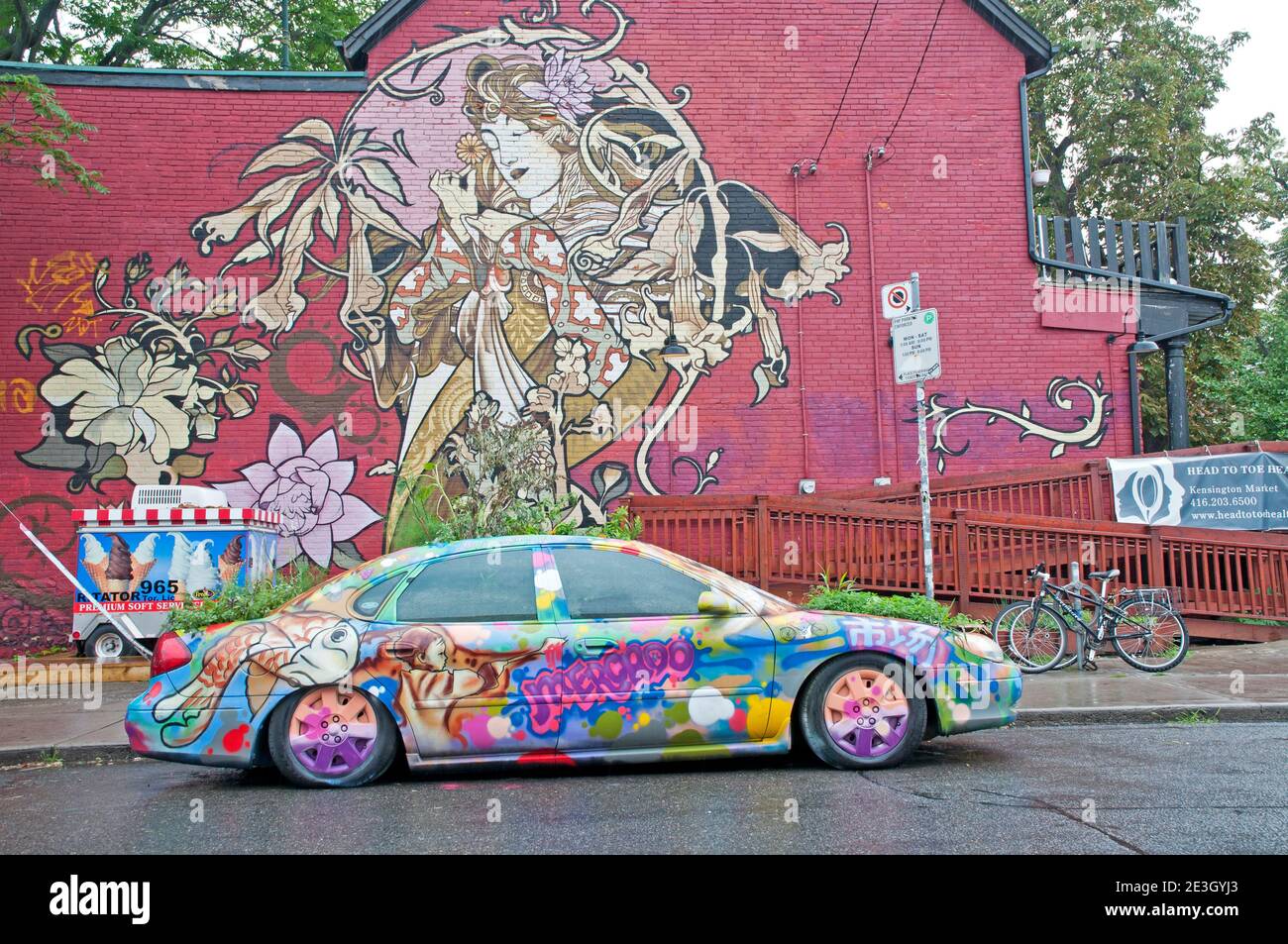 Auto colorata e graffiti a Toronto, Canada Foto Stock