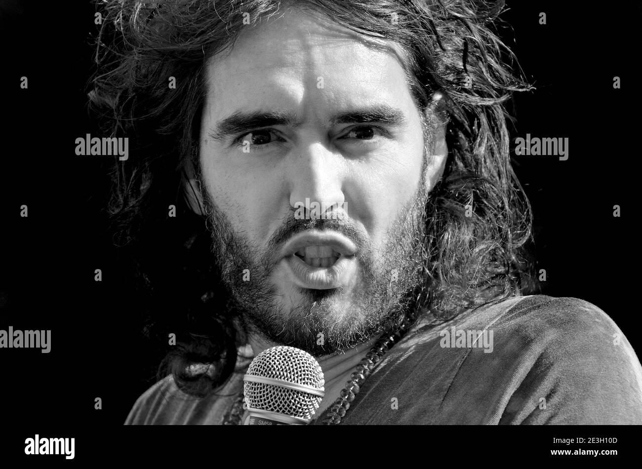 Russell Brand, comico, durante la manifestazione dell'Assemblea popolare contro l'austerità, Parliament Square, Londra, 21 giugno 2014 Foto Stock