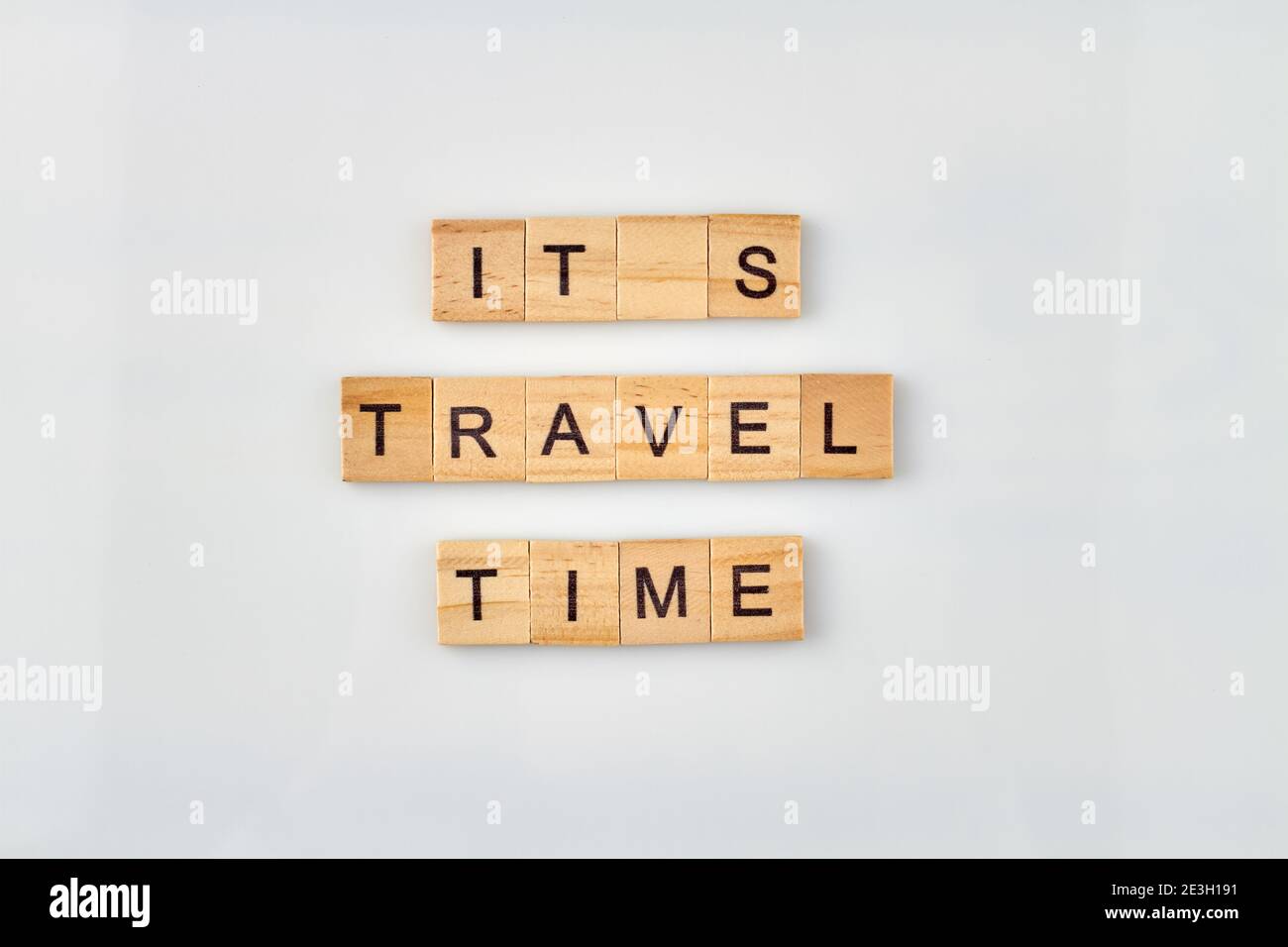 Messaggio tempo di viaggio scritto su blocchi di legno. Foto Stock