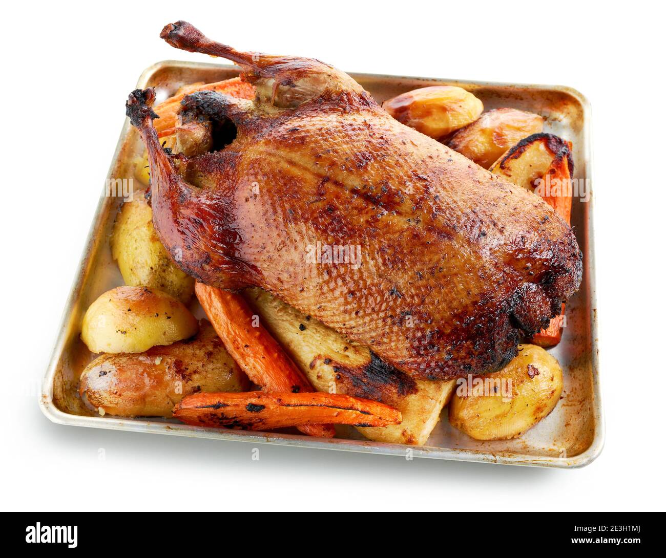 anatra appena tostata e verdure in teglia da forno isolato su sfondo bianco Foto Stock