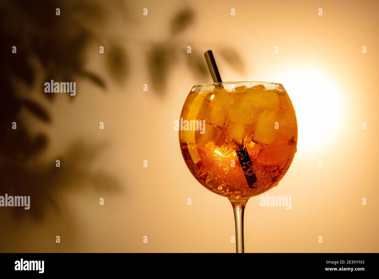 Bicchiere di cocktail aperol Spritz al tramonto Foto Stock