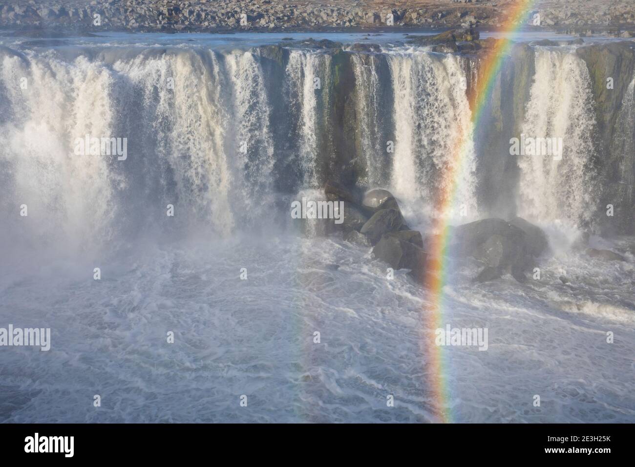 Selfoss, Wasserfall auf Island, Wasserfall des Flusses Jökulsá á Fjöllum Gletscherfluß, Gischt bildet Regenbogen, Gletscherfuss, Jökulsárgljúfur-nati Foto Stock