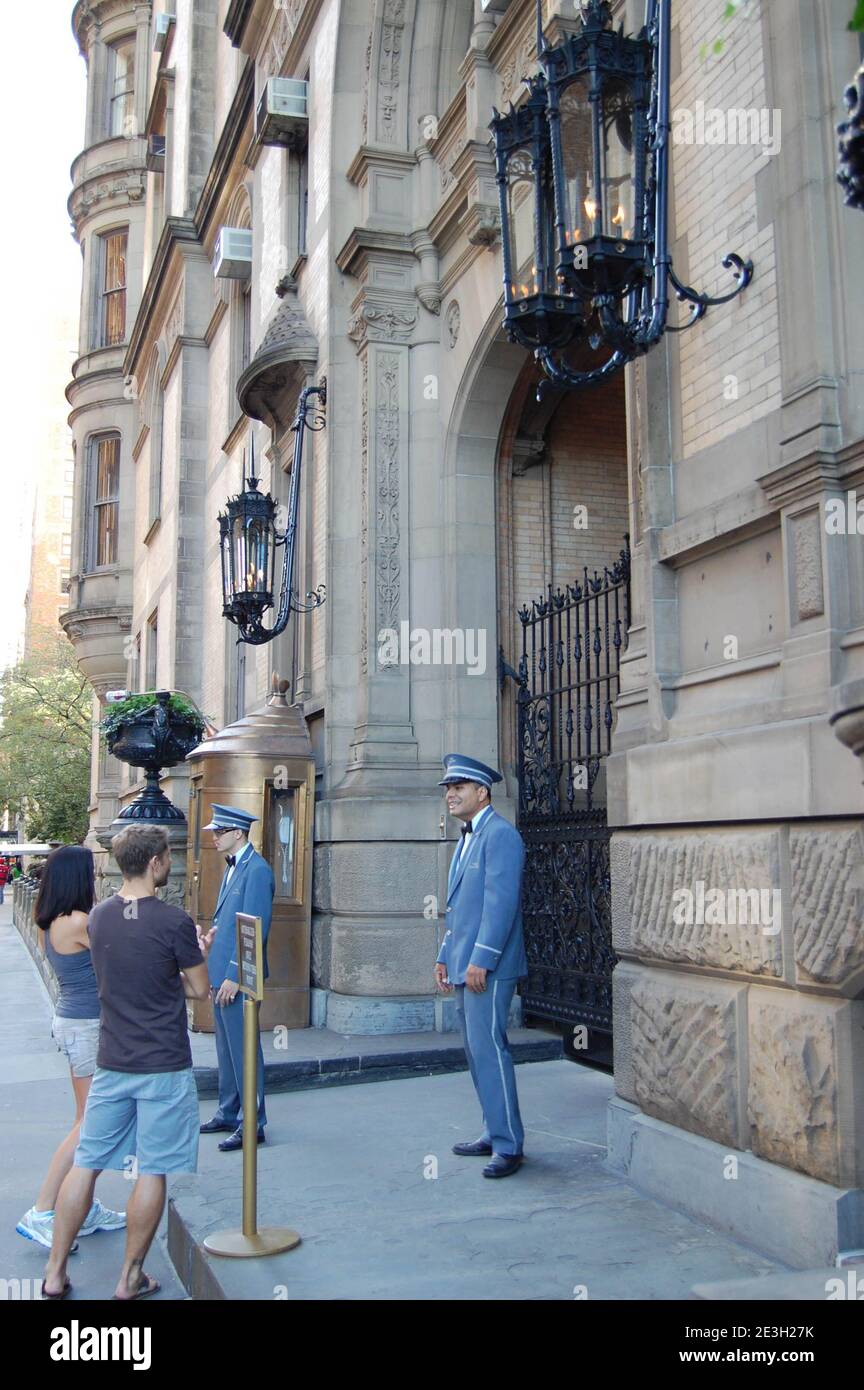 L'edificio del Dakota per la casa di John Lennon a New York USA guarisce all'esterno con il posto dei cappelli che john Lennon è morto arco luce famoso commissario vecchio stile Foto Stock