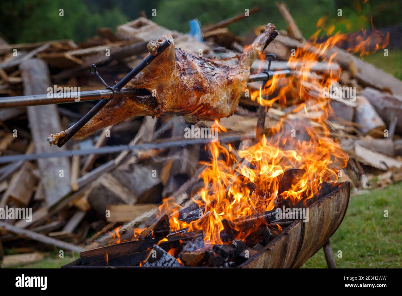 Cucina tradizionale di montone sul fuoco al festival Foto Stock