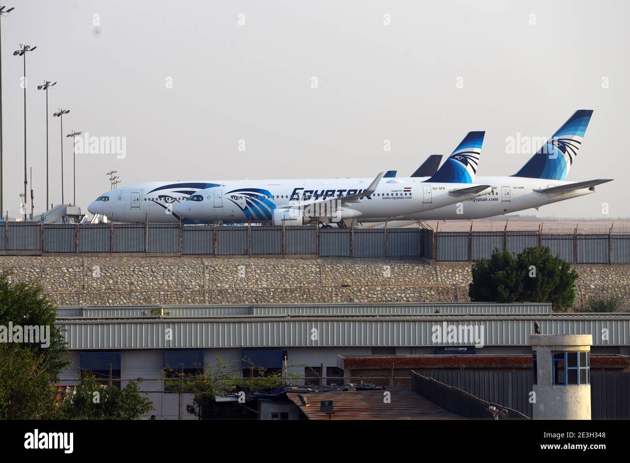 (210119) -- CAIRO, 19 gennaio 2021 (Xinhua) -- Foto scattata il 16 marzo 2020 mostra un aereo di EgyptAir all'aeroporto internazionale del Cairo al Cairo, Egitto. Giovedì, EgyptAir, la compagnia di bandiera nazionale, ha deciso di operare un volo giornaliero a Doha a partire da lunedì, due giorni dopo che il Ministero egiziano dell'aviazione civile ha revocato un divieto di spazio aereo di tre anni e mezzo sul paese del Golfo. La decisione è giunta giorni dopo che l'Egitto ha firmato la dichiarazione di al-Ula al 41esimo vertice del Consiglio di cooperazione del Golfo, che ha chiuso un boicottaggio sul Qatar da parte del quartetto arabo, che comprende Egitto, Arabia Saudita, Emirati Arabi Uniti Foto Stock