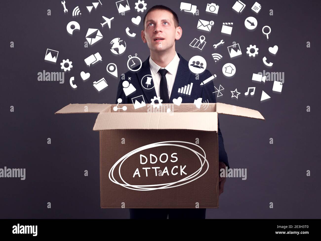 Business, tecnologia, Internet e concetto di rete. Un giovane uomo d'affari raccoglie le informazioni per avere successo: Attacco DDoS Foto Stock