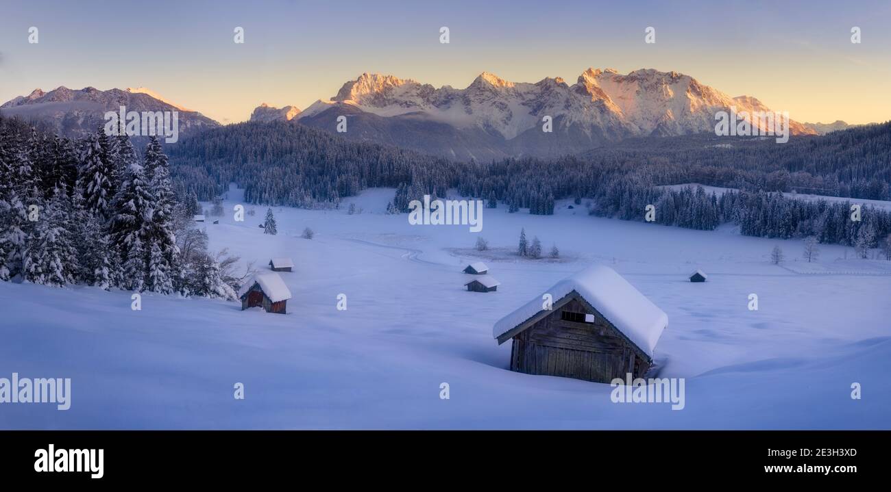 Bellissimo panorama di sera inverno paesaggio in montagna con Alpino Glow Foto Stock