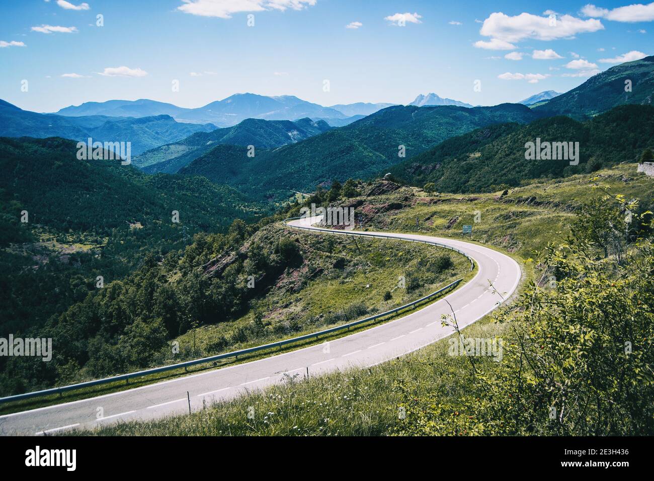 Strada a zig zag che porta immagini e fotografie stock ad alta ...