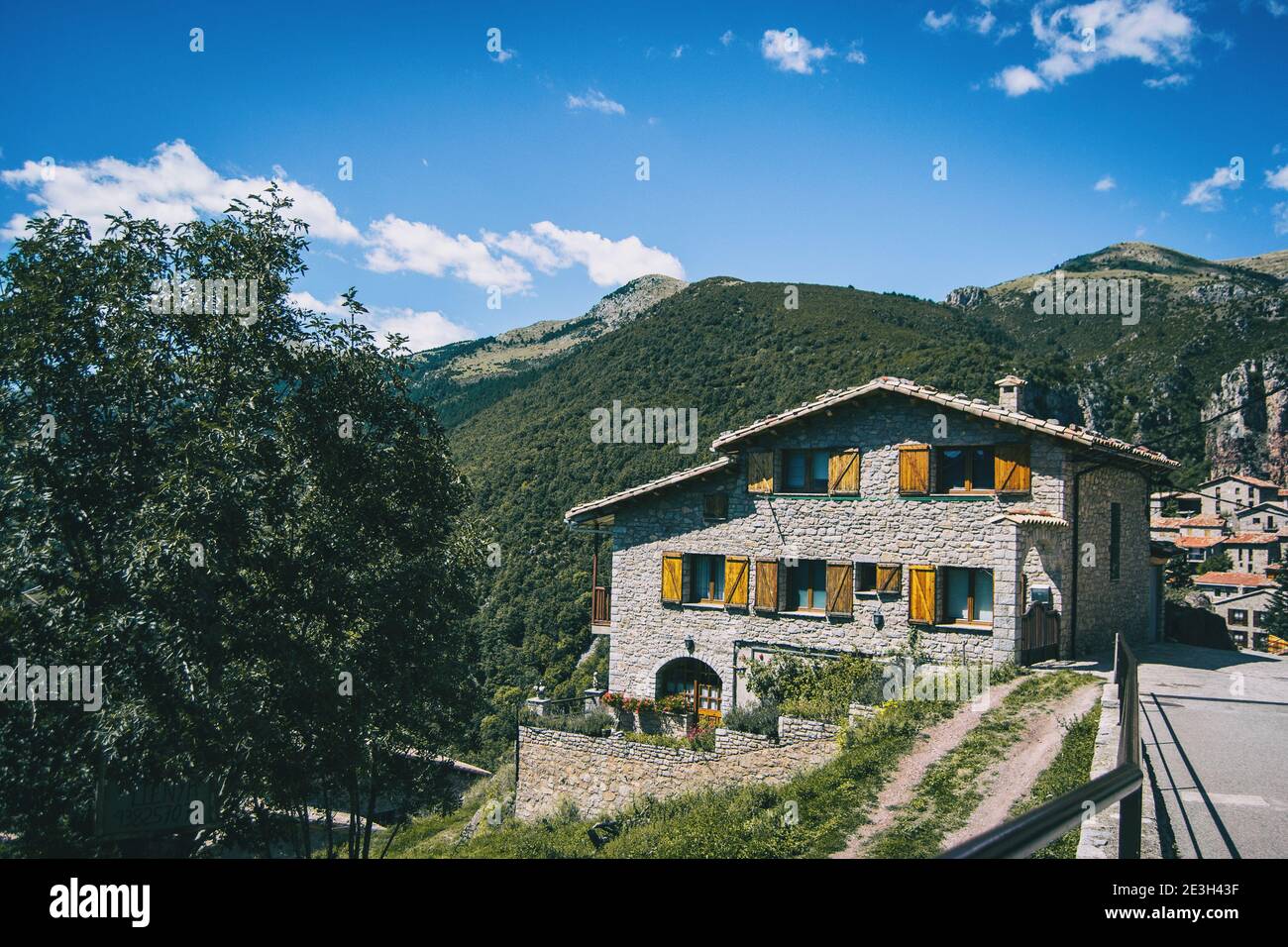 Vista su una piccola e rustica città in Catalogna, Spagna. Le facciate delle case sono fatte di pietra vecchia e tutte le case sono molto simili tra loro Foto Stock