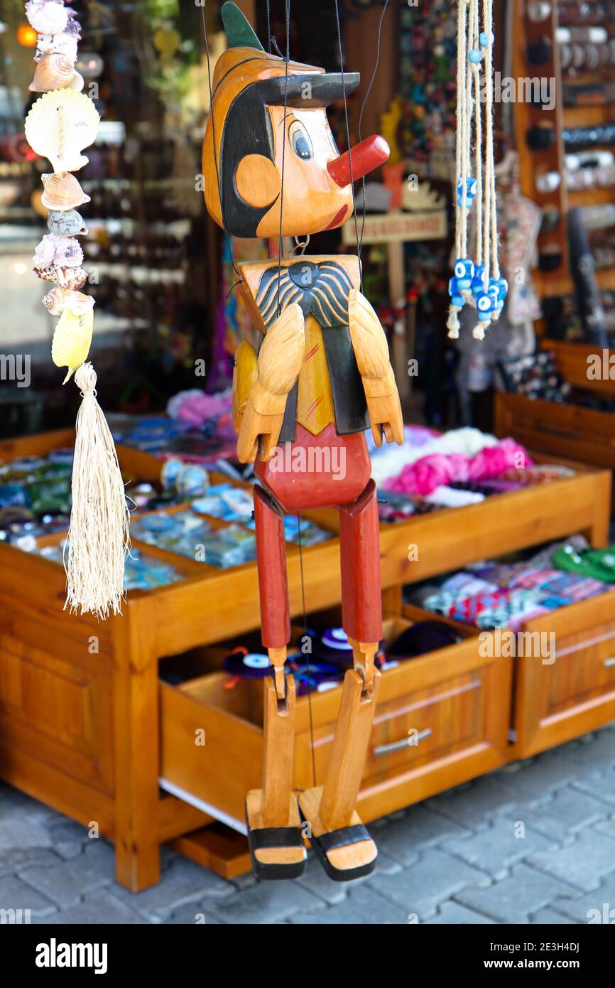 Pupet di legno di Pinocchio macchiato al negozio di articoli da regalo a Gocek, Turchia. Foto Stock