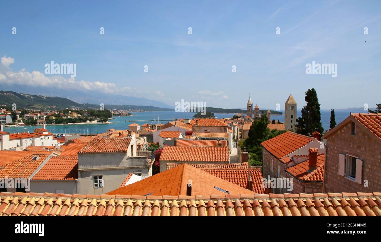 Vista sui tetti in piastrelle di terracotta della città alta nella città di Rab, Isola di Rab Croazia. Foto Stock