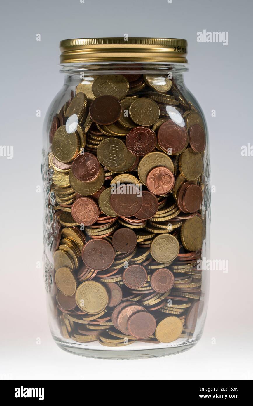 Monete, monete in euro, monete in cent, un cent, due cent, cinque cent, dieci cent, venti cent, cinquanta cent, monete in denaro, raccolte in un vaso di stoccaggio, Foto Stock