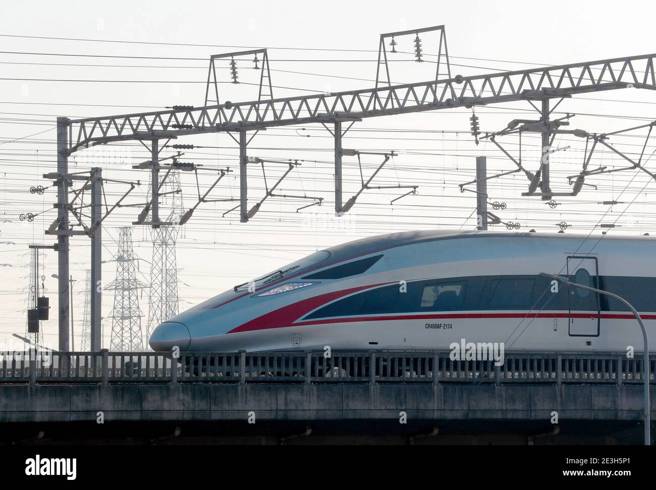 (210119) -- WUHAN, 19 gennaio 2021 (Xinhua) -- UN treno ad alta velocità arriva alla stazione ferroviaria di Wuhan a Wuhan, provincia di Hubei, Cina centrale, 19 gennaio 2021. La Cina attuerà un nuovo piano operativo ferroviario a partire dal 20 gennaio 2021, per migliorare ulteriormente la capacità di trasporto ferroviario di passeggeri e merci del paese, secondo l'operatore ferroviario nazionale. Un totale di 325 treni passeggeri, così come 114 treni merci per le principali linee di trasporto merci, sarà aggiunto nel quadro del nuovo piano, ha detto il China state Railway Group Co., Ltd. (Foto di Zhao Jun/Xinhua) Foto Stock