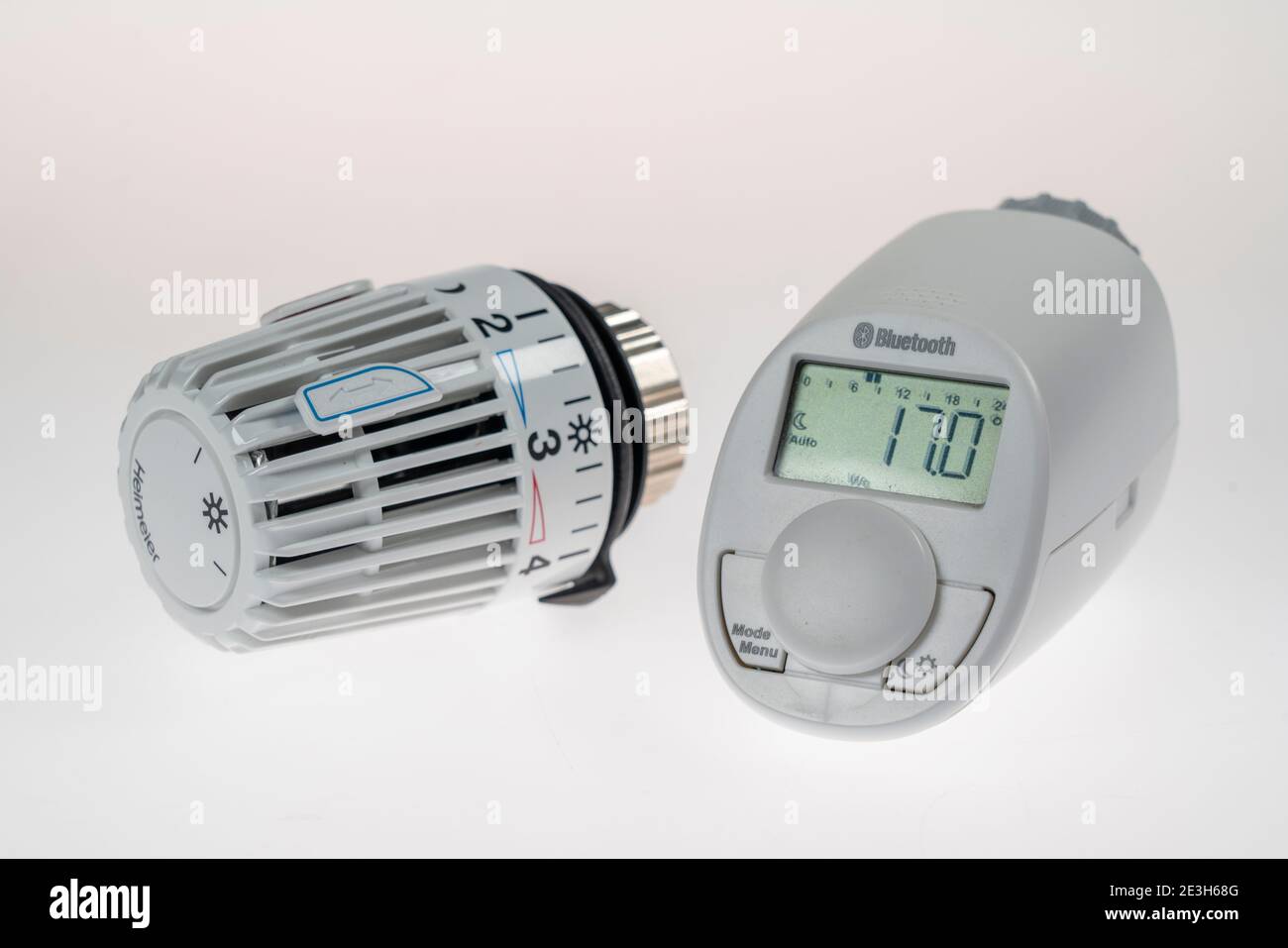 Termostati riscaldanti, termostati digitali e manuali, per il controllo del calore su impianti di riscaldamento, Foto Stock