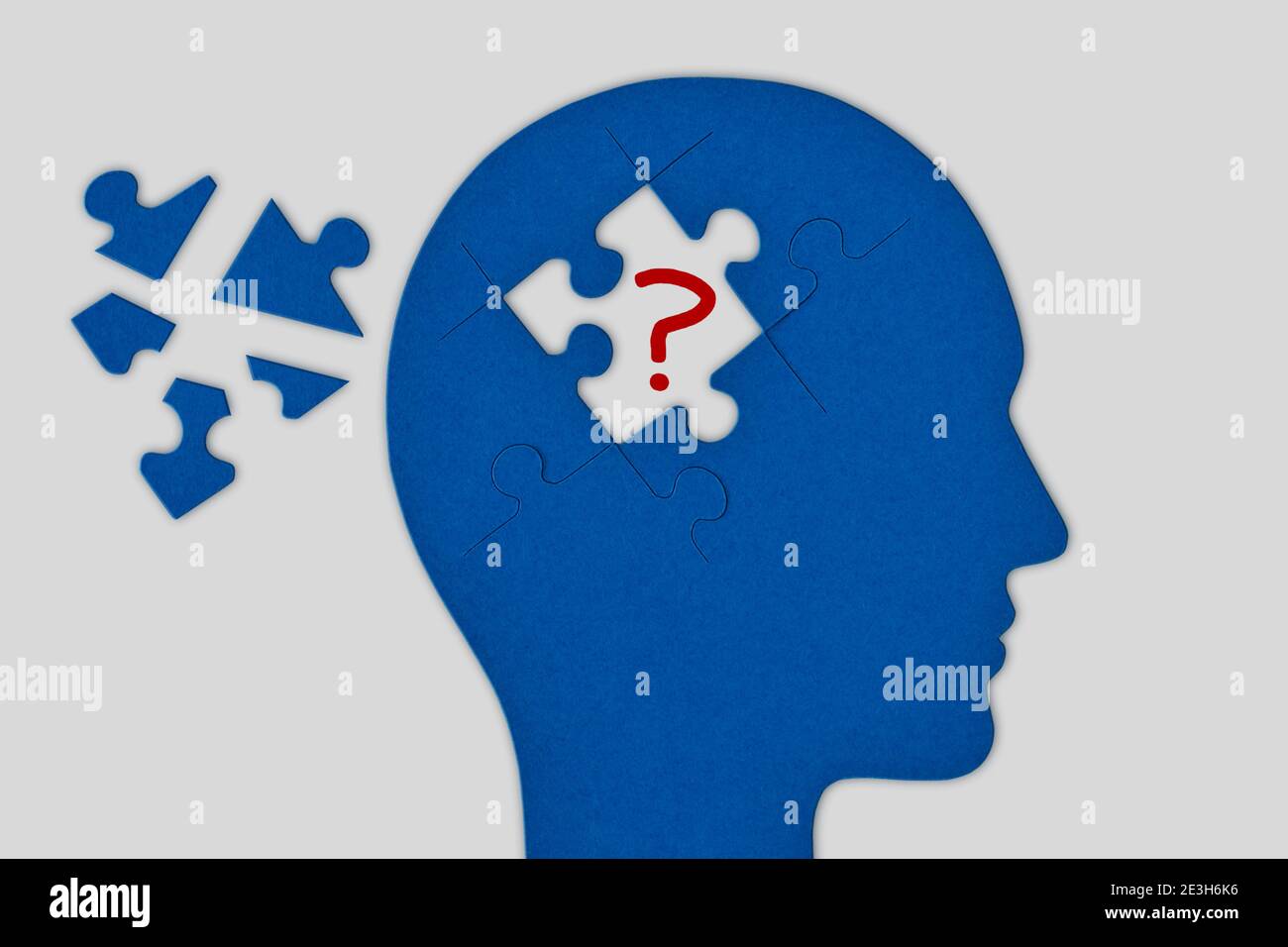 Profilo della testa con cervello fatto di pezzi di puzzle rotto su sfondo bianco - concetto di malattie del cervello, Alzheimer, demenza Foto Stock