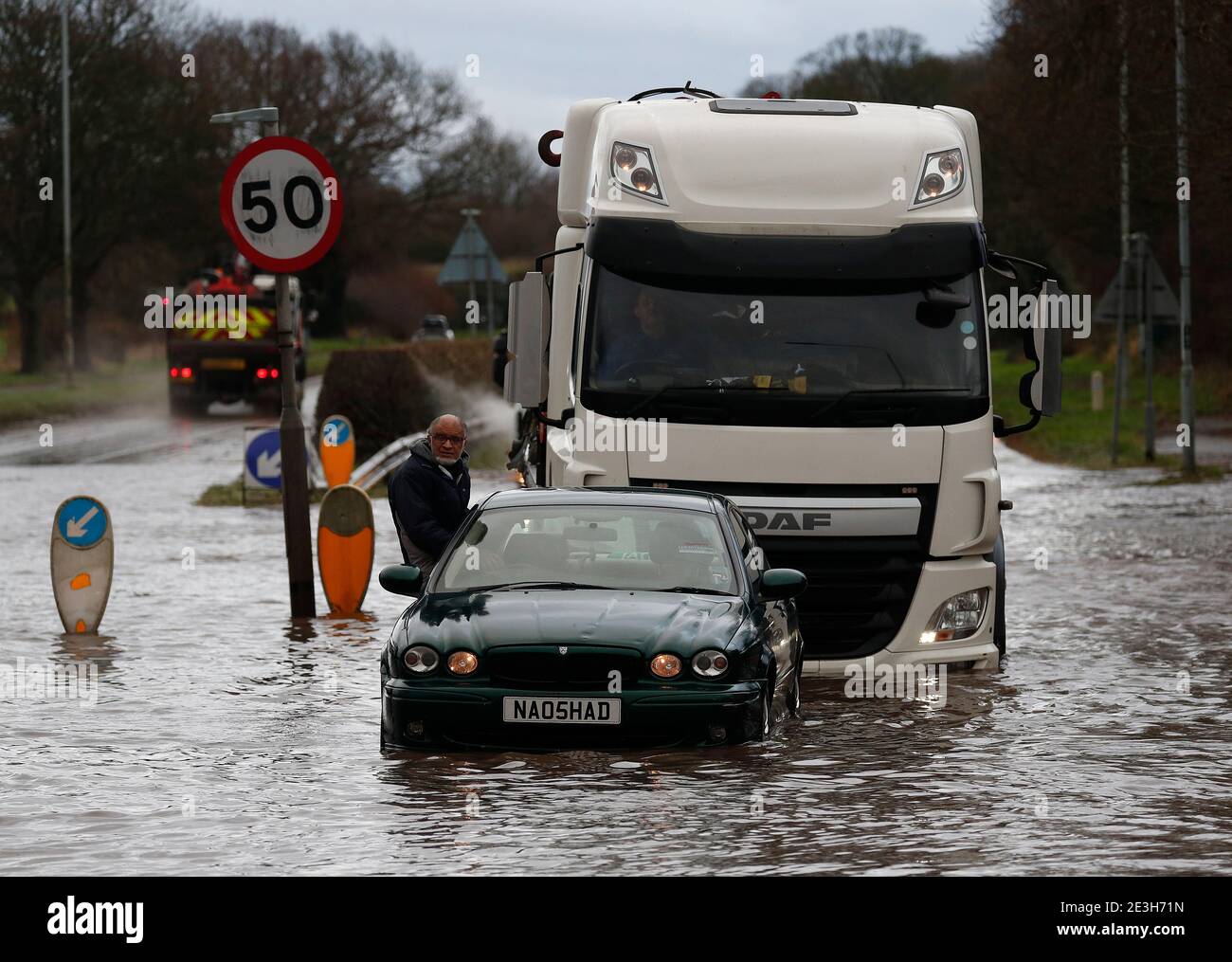 Hathern, Leicestershire, Regno Unito. 19 gennaio 2021. Meteo nel Regno Unito. Un uomo si arrampica fuori dalla sua auto dopo essere rimasto bloccato in acqua piena. La tempesta Christoph è fissata per portare allagamento diffuso in alcune parti dell'Inghilterra. Credit Darren Staples/Alamy Live News. Foto Stock