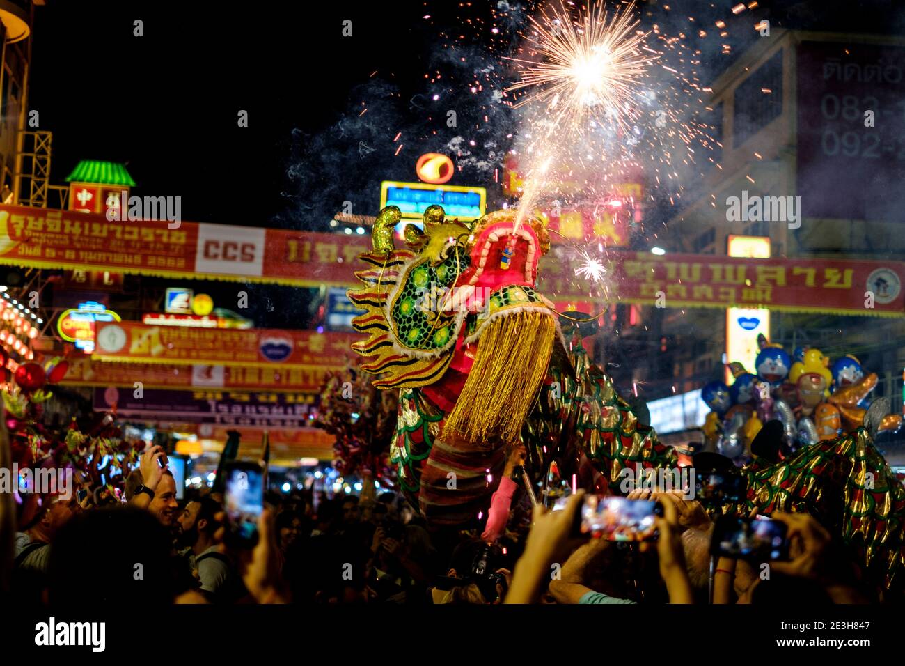 Danza del drago serale durante i festeggiamenti di Capodanno cinese (o Capodanno lunare) nella Chinatown di Bangkok, Thailandia. Foto Stock