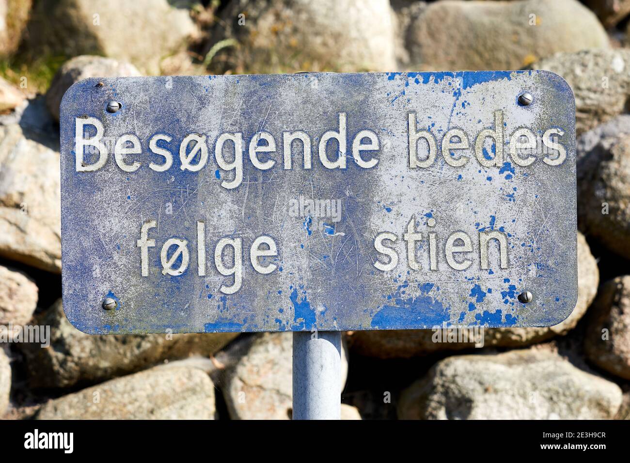 'Besøgende bedes følge stien', segno (in danese per 'i visitatori sono invitati a seguire il percorso'); Danimarca Foto Stock